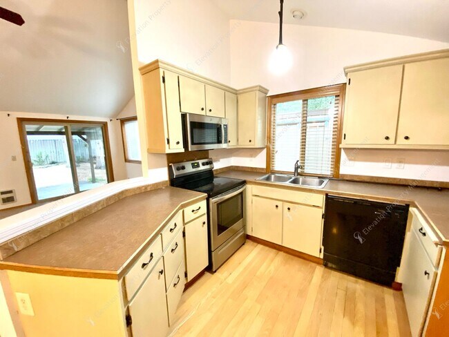 Foto del edificio - Bend Ranch-Style Home with Covered Patio &...