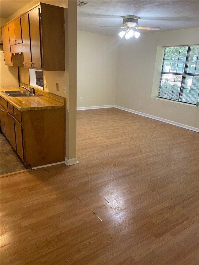 Building Photo - 206 Parkbrook Cir
