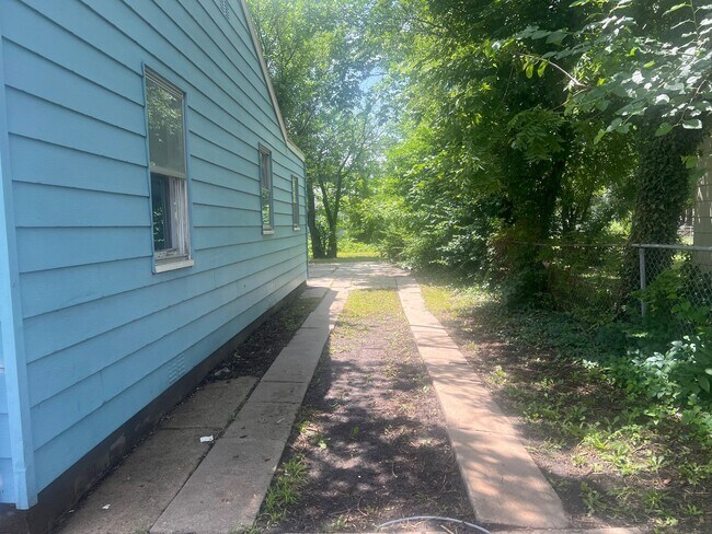 Foto del edificio - Charming 2 Bedroom 1 Bath located Northeast Wichita, Near WSU and I-35- Move-In Ready