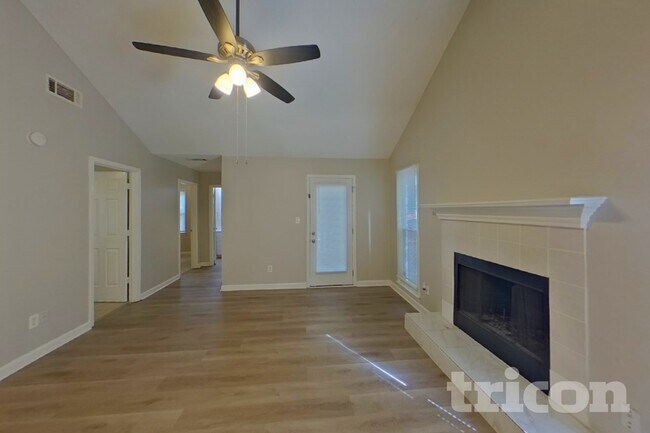 Building Photo - 909 Dogwood Ln