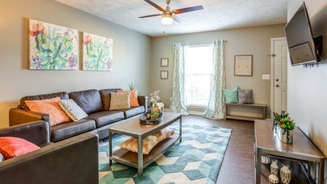 Sala de estar amueblada renovada - The Block Townhomes