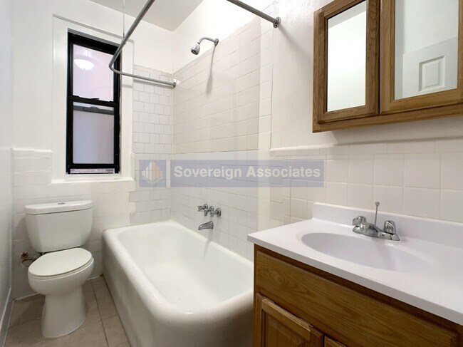 Foto del edificio - 114-116 West 238th Street