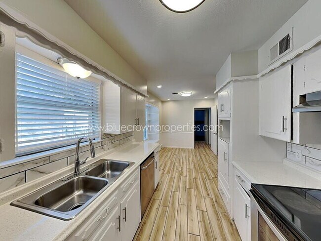 Foto del edificio - 5928 Fox Hill Ln