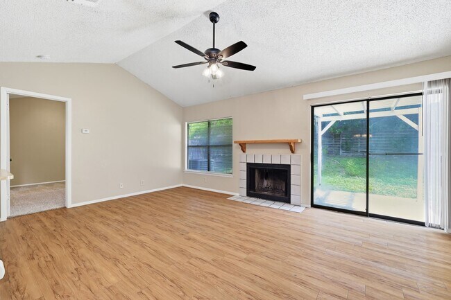 Foto del edificio - Renovated Single-Story with Greenbelt Views