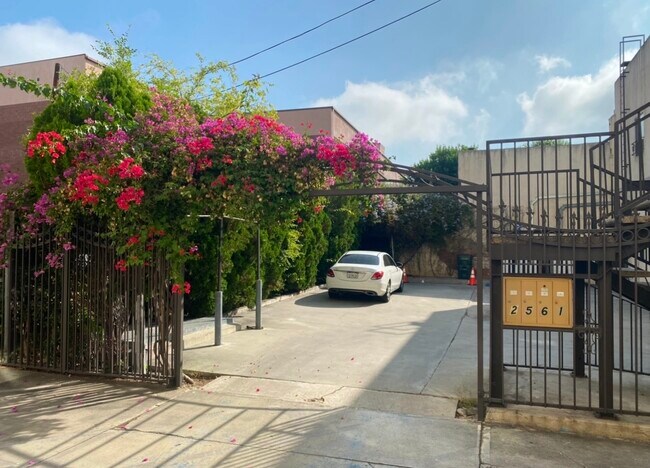 Foto del edificio - 2561 E Colorado Blvd