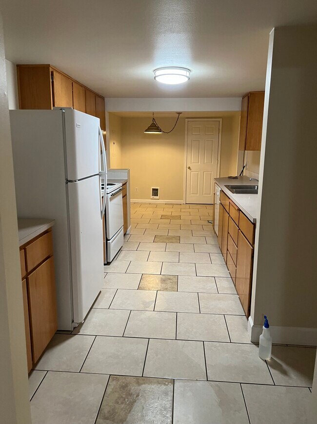 Kitchen to dining area - 9736 SE 33rd Ave