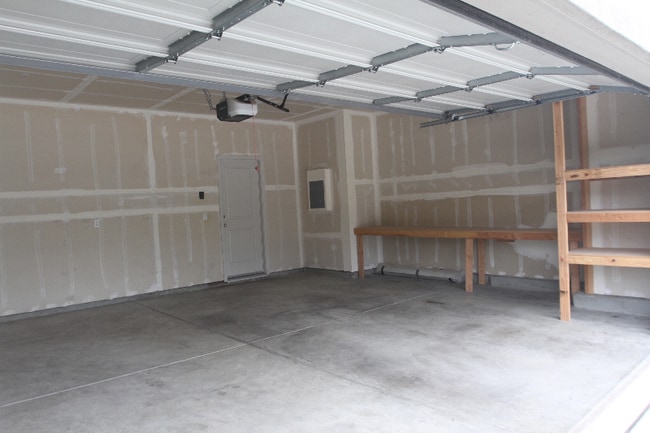 Building Photo - 2375 Creekview Dr