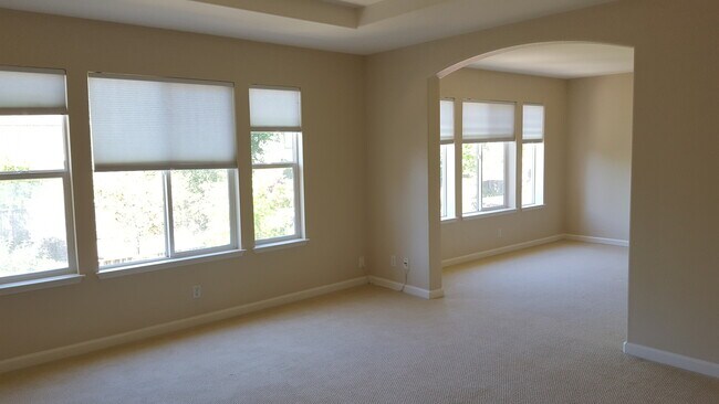 Foto del edificio - Palomares Hills 3 Bed, 2.5 Bath, Townhome ...
