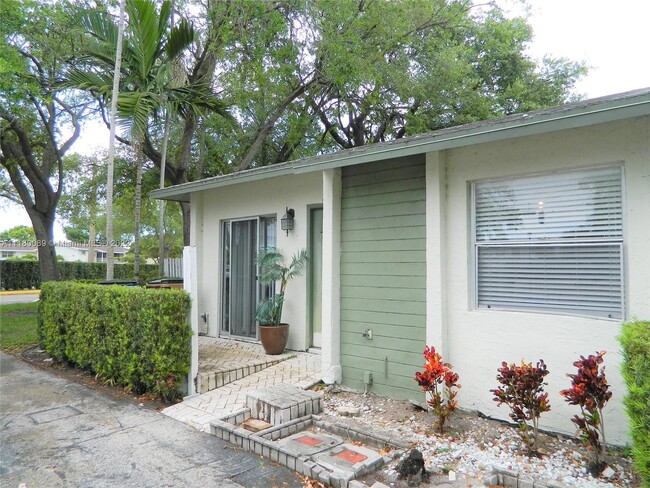 Building Photo - 899 Crystal Lake Dr