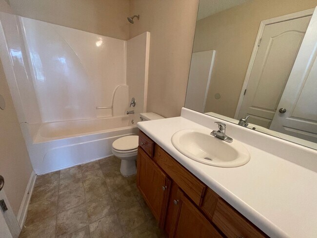 Foto del edificio - Pre-Leasing for August 2 2026 WITH FENCED IN YARD! 1/2 Off Deposit!