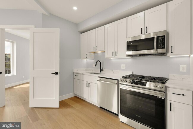 Building Photo - 3215 Mt Pleasant St NW