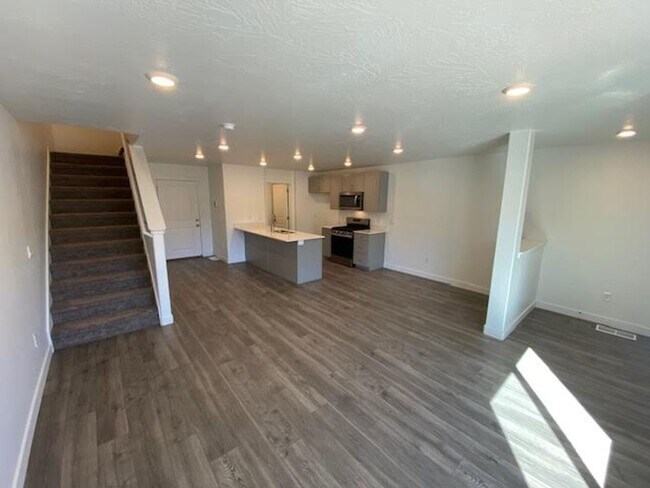 Foto del edificio - Coming Soon! 3 Bedroom 2 bath with Garage-...
