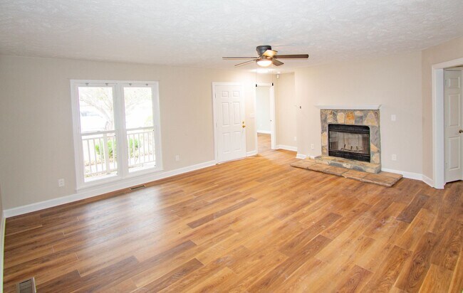 Foto del edificio - Coming Soon! Renovated 3 Bedroom 2 Bathroom- No Pets