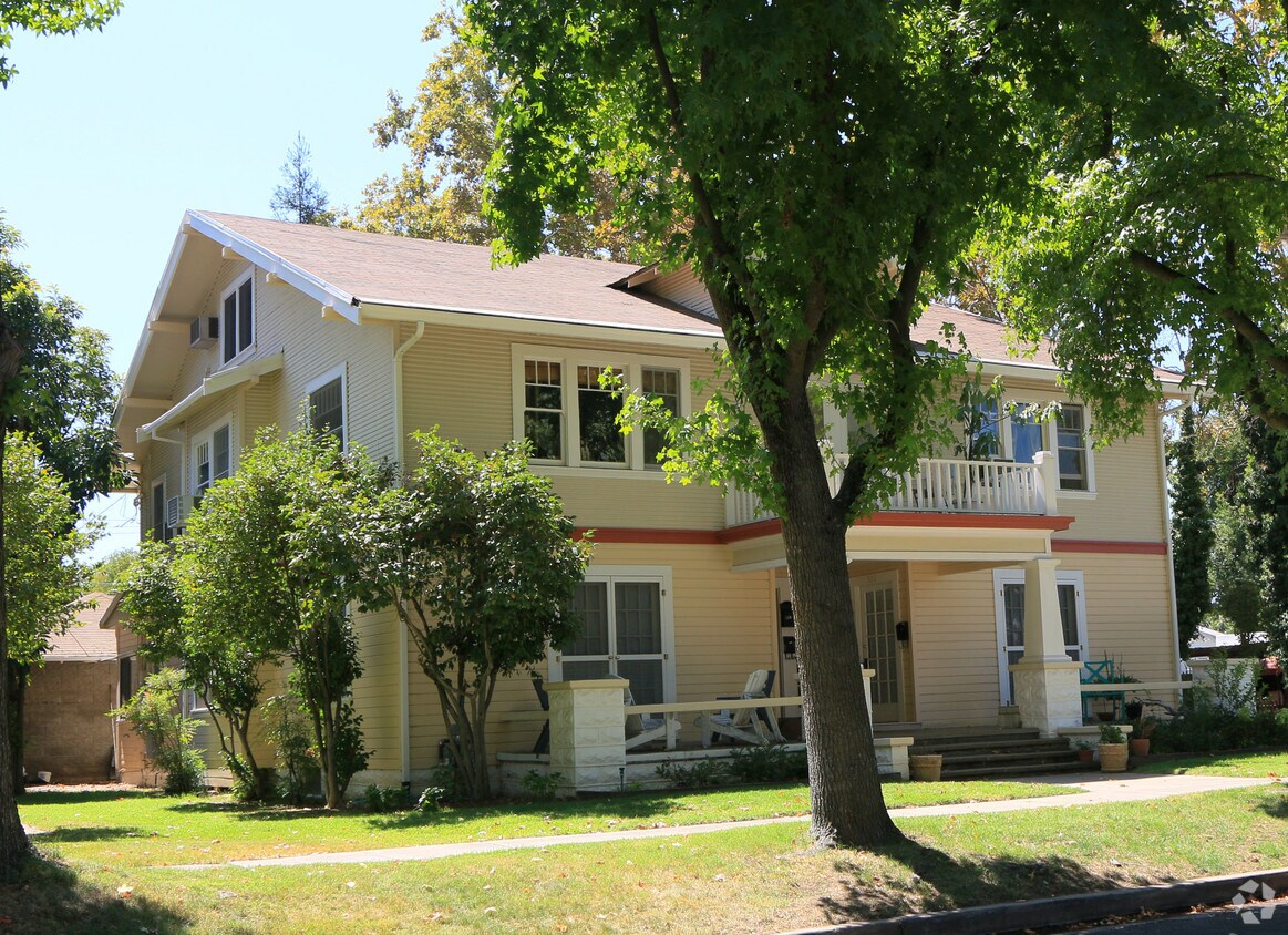320 W Walnut St, Lodi, CA 95240 Apartments in Lodi, CA