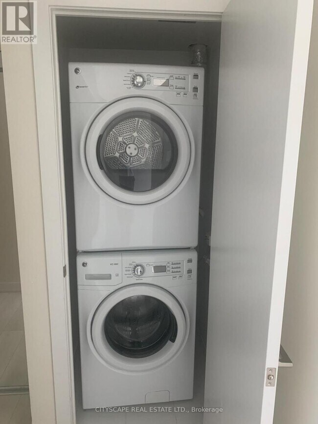 Photo du bâtiment - 2220 Lake Shore Blvd W