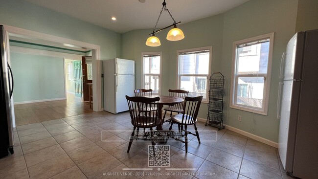 Foto del edificio - Large kitchen with 2 Fridges, Separate toi...