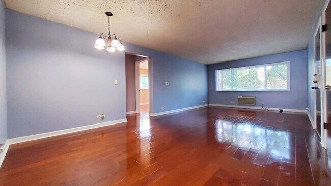Building Photo - 5555 W Sunnyside Ave