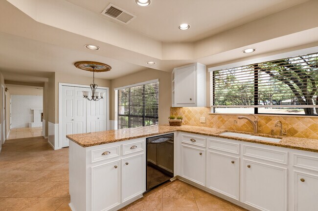 Building Photo - 9006 Balcones Club Dr