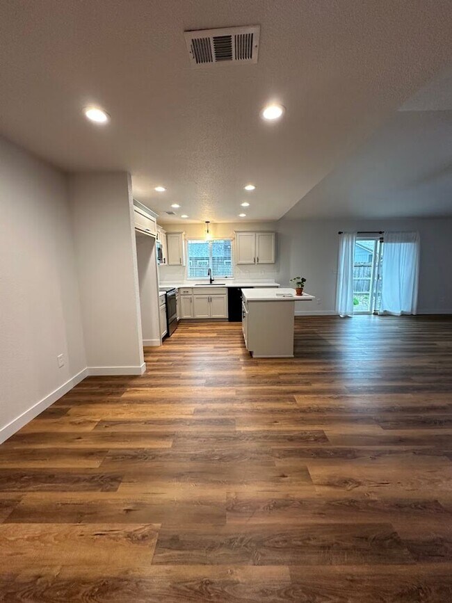 Foto del edificio - Updated Home with Island Kitchen, LVP Floo...