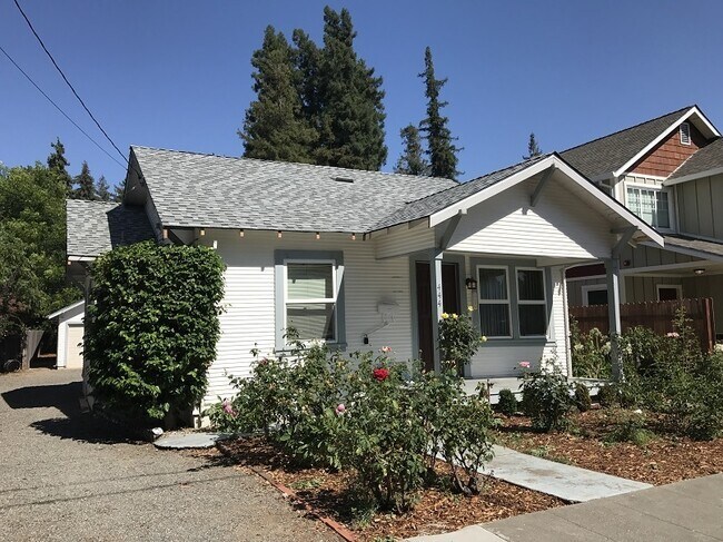 Building Photo - Charming Downtown Napa Two Bedroom Home