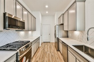 Building Photo - 678 Royal Arch Dr