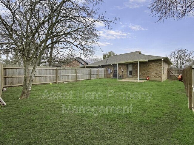Foto del edificio - 2104 Hidden Hollow Cir