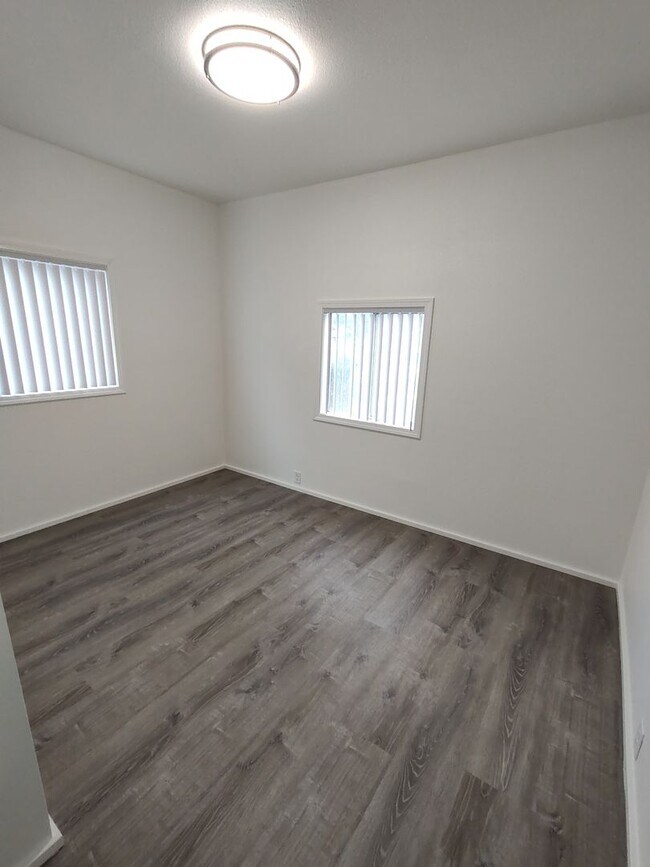 Building Photo - 2 Bedroom 1 Bath Newly Remodeled House