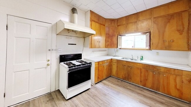 Building Photo - 1404 N Ave G