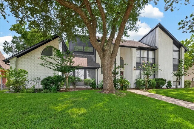 Foto del edificio - 15714 Sylvan Lake Dr