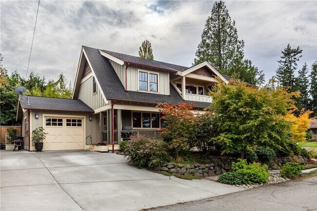 Foto del edificio - Meticulously designed Craftsman in North Beach with private beach access.