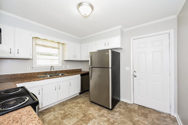 Building Photo - 3 Bedroom Brick Home