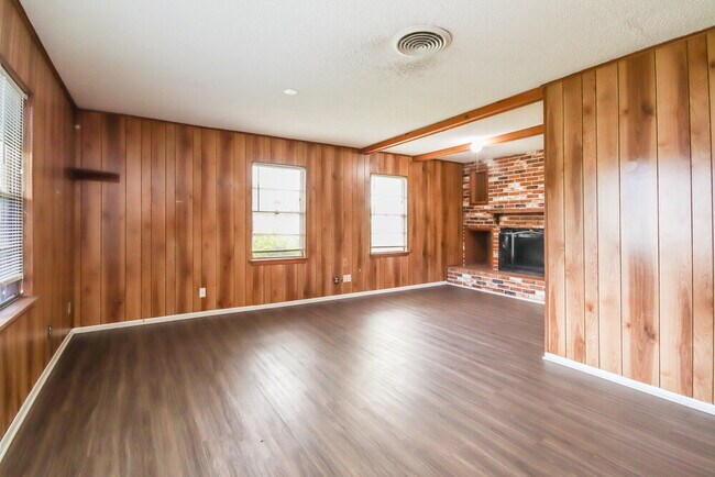 Foto del edificio - 901 Westmont Dr