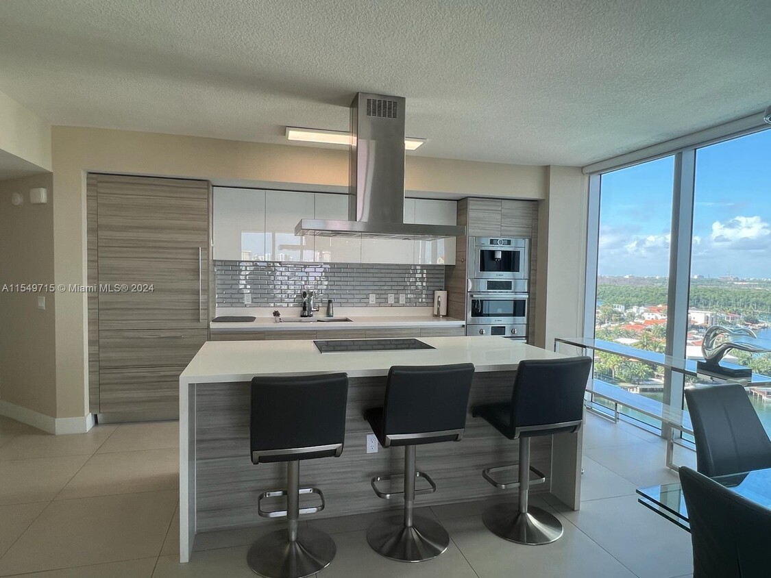 Foto principal - 300 Sunny Isles Blvd