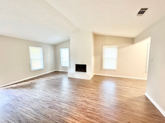 Foto del edificio - Welcome to this charming 2-bedroom, 1-bath...
