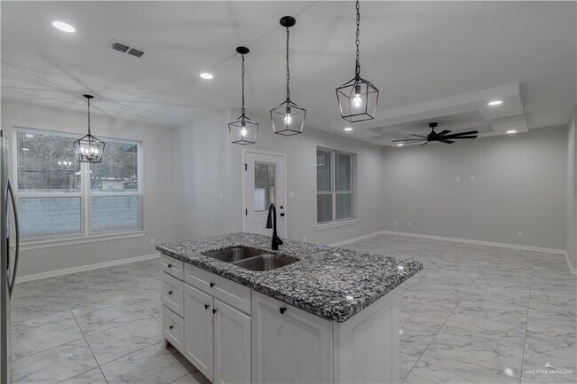 Foto del edificio - 5604 N Crown Point