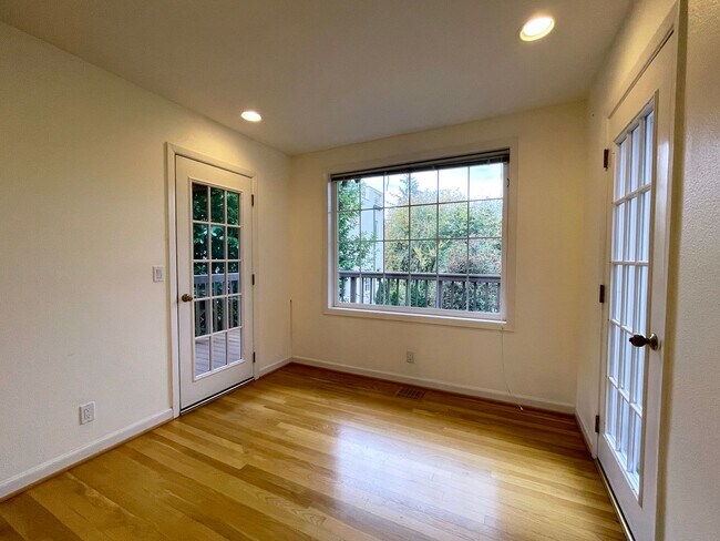 Foto del edificio - Portland Heights Home with Forest Views and Stunning Updates