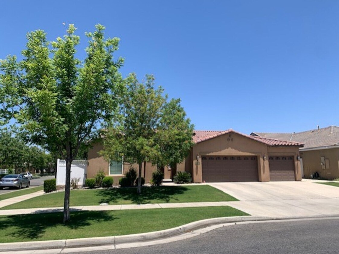 Foto principal - Beautiful 4 Bedroom / 3 Bathroom home in t...