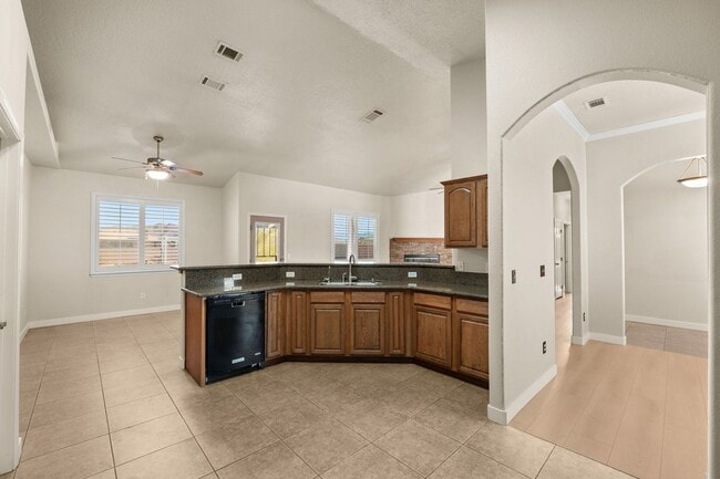 Foto del edificio - Stunning and Beautifully Spacious Home