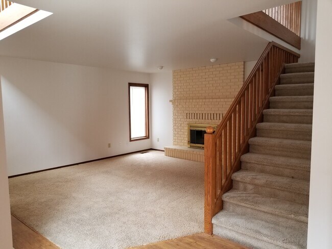 Building Photo - Bellevue Manor 2br 2ba Double garage