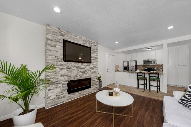 Foto del edificio - 9860 Dale Ave
