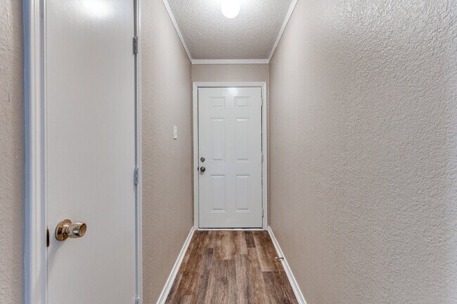 Foto del edificio - Modern 3-Bedroom Home with Vaulted Ceilings & Covered Patio