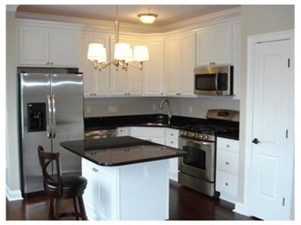 Foto del edificio - Room for Rent available NOW