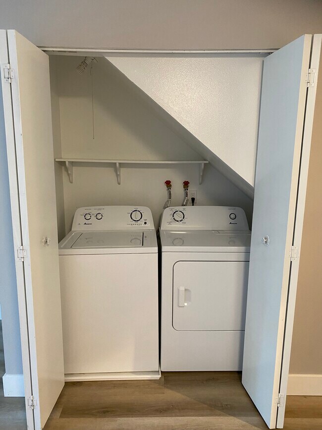 Building Photo - Fully renovated 2 bedroom, 1.5 bath apartm...