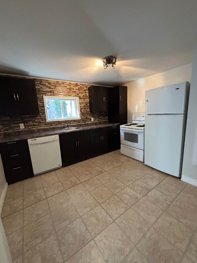 Building Photo - 1107 Colborne Rd