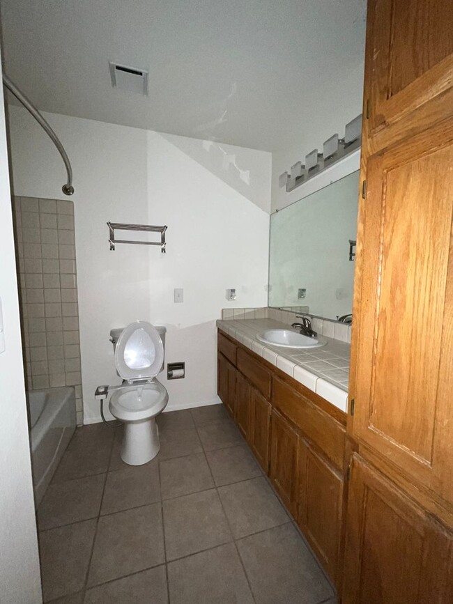 Building Photo - Available Now 1 Bedroom 1 Bath in Jess Ran...