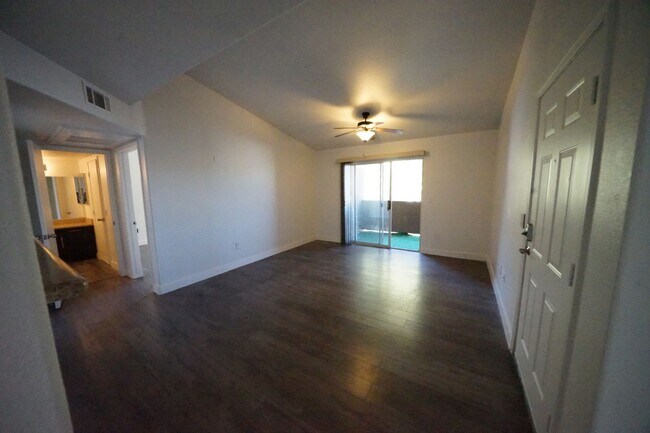 Foto del edificio - SHOWINGS AVAILABLE NOW