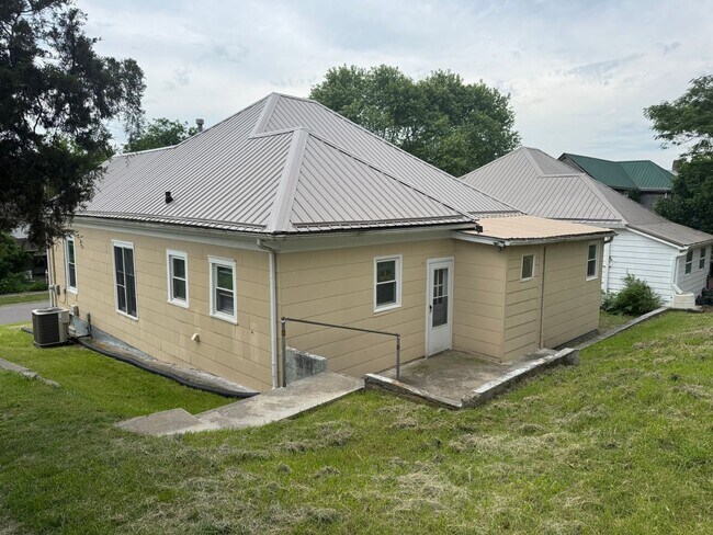 Foto del edificio - Four bedroom home in Bristol VA