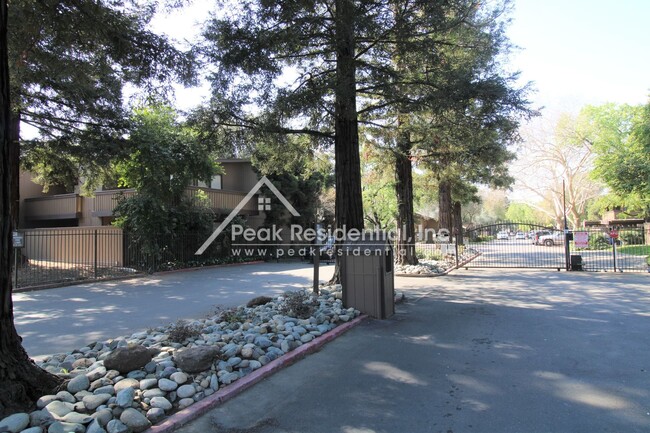 Building Photo - A Charming Timberlake 1bd/1ba Condo - Near...