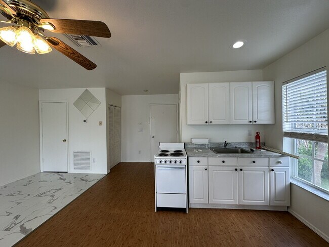 Foto del edificio - "Cozy 700 Sq Ft Studio with Full Bath in V...