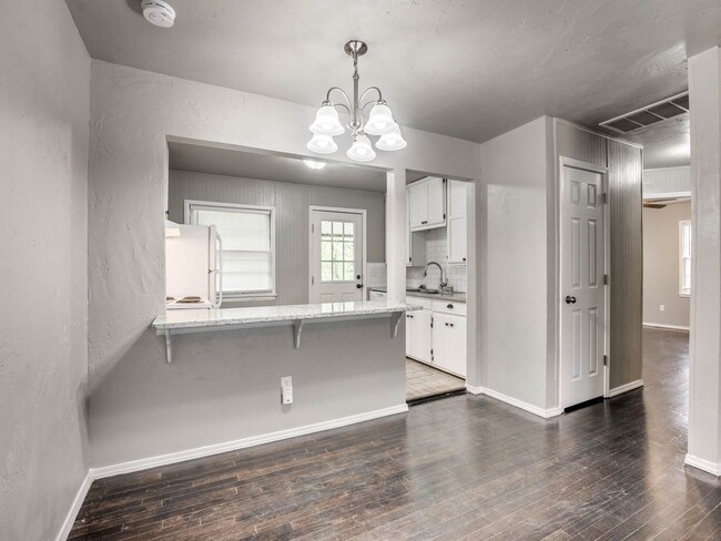 Building Photo - 3 Bedroom 1 Bath Home in Shawnee!